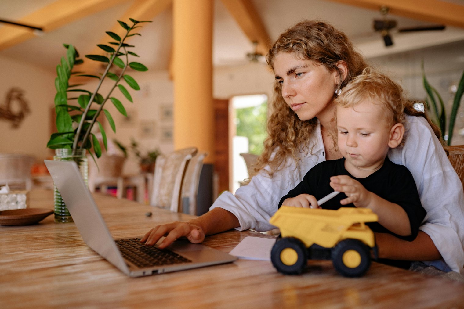 Caring for a Parent With Dementia While Working Remote